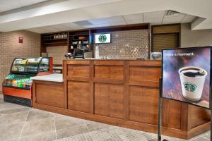 DoubleTree by Hilton Lansing的咖啡和沏茶工具