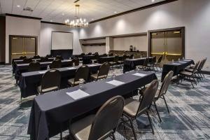DoubleTree by Hilton Lansing商务区和/或会议室