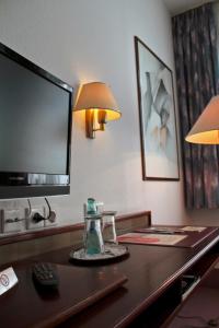 Cette chambre d'hôtel dispose d'une table, d'une télévision et d'une bouilloire. dans l'établissement Hotel Kipping, à Dresde