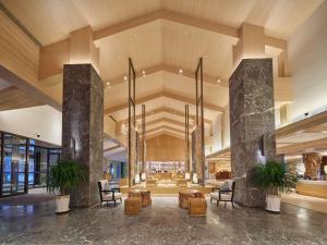 un vestíbulo de un hotel con sillas y mesas en DoubleTree by Hilton Changbaishan Hot Spring, en Antu