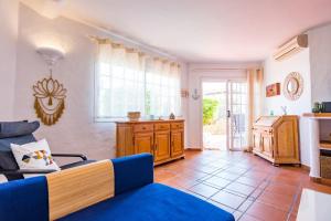 a living room with a blue couch and a kitchen at Apartment Chateau Morro 4 in Morro del Jable