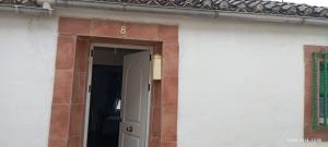 um edifício branco com uma porta e uma janela em Casa María em Moclín