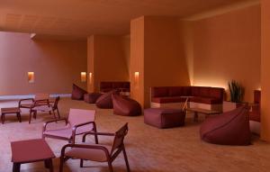 Doubletree By Hilton Ben Guerir Hotel & Residences的休息区
