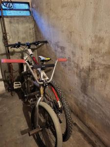 ein Fahrrad an einer Wand neben einer Wand geparkt in der Unterkunft Modern flat in the Centre in Rapallo