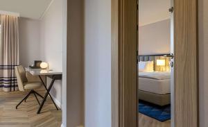 DoubleTree by Hilton Berlin Ku'damm客房内的一张或多张床位