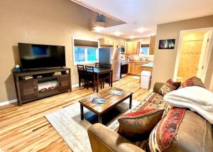 sala de estar con sofá, mesa y cocina en Northern Dream Estates, en Fairbanks