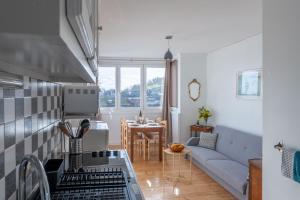Una cocina y una sala de estar con un sofá y una mesa. en Les Reflets de la Mer 5 - A moins d'1 km de la mer, en Le Tréport 11 fotos más