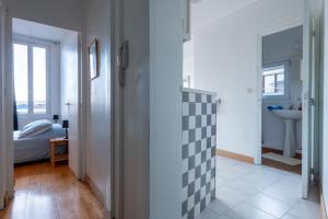 pasillo con habitación con cama y baño en Les Reflets de la Mer 5 - A moins d'1 km de la mer, en Le Tréport