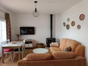 扎霍拉的住宿－Casa Nesenka 2，客厅配有沙发和桌子