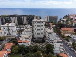 z góry widok na miasto z budynkami i ocean w obiekcie Social Lodge - Hollywood w Funchal