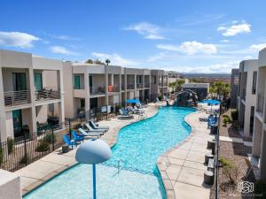 une vue d'une piscine dans un complexe hôtelier dans l'établissement Sunrise Corner #43 townhouse, à Saint George