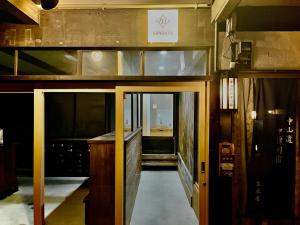 uma entrada para um quarto com uma porta aberta em Only one group stays per day -Kanouya-家族や仲間と貸し切り宿 加納屋 em Nakatsugawa