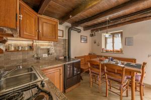 Η κουζίνα ή μικρή κουζίνα στο Albergo Diffuso Forgaria Monte Prat