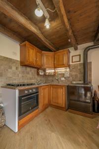 Η κουζίνα ή μικρή κουζίνα στο Albergo Diffuso Forgaria Monte Prat