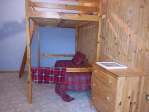 a room with a bunk bed and a desk at Antico Borgo Del Lago Maggiore in Due Cossani