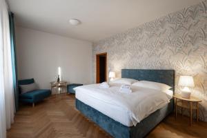 Un dormitorio con una cama grande y una pared en Hotel Tanzberg Mikulov en Mikulov
