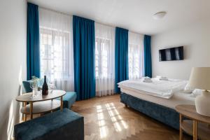 Posteľ alebo postele v izbe v ubytovaní Hotel Tanzberg Mikulov