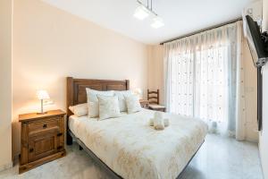 A bed or beds in a room at Holiday rental Apartment Puerto Marina with Free Parking.