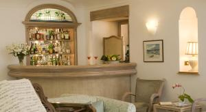 a living room with a bar with a mirror at Hotel Villa Angelica in Ischia