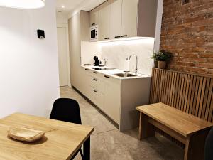 ARIQUS Fira Apartments的厨房或小厨房