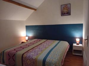 a bedroom with a bed with a blue wall at Maison de charme avec piscine, proche de la Creuse et attractions touristiques - FR-1-591-62 in Le Menoux