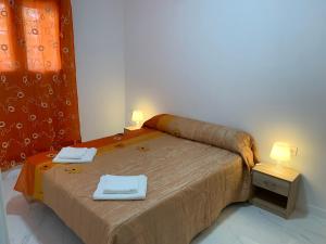 - une chambre avec un lit et 2 serviettes dans l'établissement Apartamento Chipi, à Puerto de Sagunto