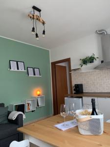 een keuken met een tafel met twee glazen wijn bij angolo del cuore, relax e stile, app. indipendente in Casa Calari