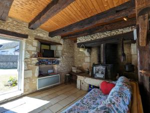 un soggiorno con divano e cucina di Maison de campagne avec jardin près d'Abbaye de Fontgombault et station thermale La Roche-Posay - FR-1-591-110 a Pouligny-Saint-Pierre Altre 11 foto