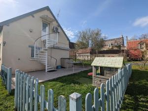 einen Hinterhof mit einem Zaun und einem Haus in der Unterkunft Gîte Villentrois-Faverolles-en-Berry, 3 pièces, 6 personnes - FR-1-591-198 in Villentrois