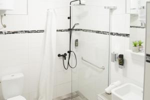 ein weißes Bad mit einer Dusche und einem Waschbecken in der Unterkunft B&B Spavalica in Vir