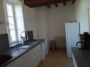 eine Küche mit einer Spüle und einem Kühlschrank in der Unterkunft Gîte Arthon, 5 pièces, 8 personnes - FR-1-591-372 in Arthon