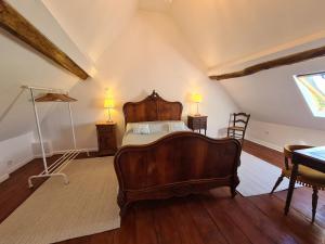 Posteľ alebo postele v izbe v ubytovaní Gîte charmant en Berry avec terrasse, jardin, parking et chauffage inclus - FR-1-591-364