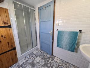 Kúpeľňa v ubytovaní Gîte charmant en Berry avec terrasse, jardin, parking et chauffage inclus - FR-1-591-364 + 20 fotografií