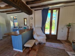 Posedenie v ubytovaní Gîte charmant en Berry avec terrasse, jardin, parking et chauffage inclus - FR-1-591-364