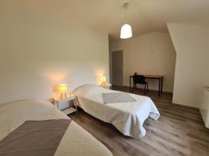 Postel nebo postele na pokoji v ubytování Maison calme avec jardin et terrasse, proche Châteauroux, 3 chambres, 3 salles de bain, parking inclus - FR-1-591-359