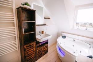 un baño con bañera y lavabo en Kröver Berg, en Kröv 36 fotos más