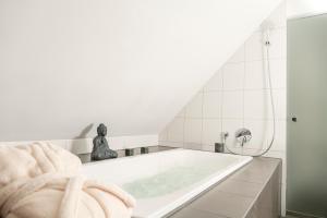Koupelna v ubytování Boutique Hotel Weisses Kreuz - Adult only Hotel + 37 fotografií
