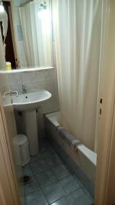 メソロンギにあるHotel Libertyのバスルーム(洗面台、トイレ、シャワー付)