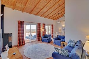 una sala de estar con sofás azules y una mesa. en VIVENDA ALGARVIA, en Bordeira