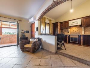 cocina con sofá y sillas en una habitación en Funtana Hideaway, en Iglesias