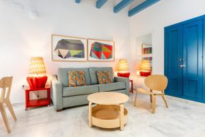 - un salon avec un canapé et une table dans l'établissement Smartr Sevilla Las Dueñas, à Séville