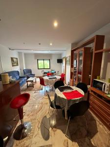 ein Wohnzimmer mit einem Tisch und Stühlen in der Unterkunft P Residencia PIVIDAL in Picaraña