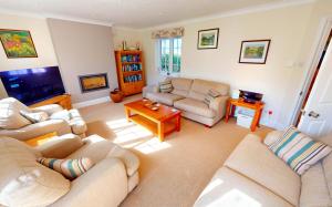 Ruang duduk di CROYDE MEADOWBANK 4 Bedrooms