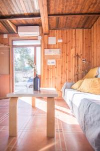 Habitación con mesa, cama y ventana en Casa Rural Tio Maceta, en Bullas
