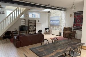 een woonkamer met een bank en een tafel bij Spacious house near Honfleur harbour in Honfleur