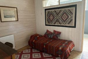 een kleine slaapkamer met een bed in een kamer bij Spacious house near Honfleur harbour in Honfleur