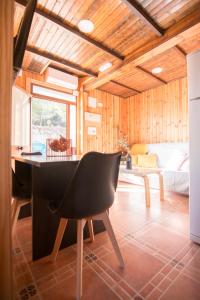 una sala de estar con una mesa y una silla en Casa Rural Tio Maceta, en Bullas