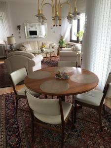 ein Wohnzimmer mit einem Holztisch und Stühlen in der Unterkunft My vintage Home in Solingen