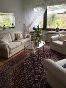 ein Wohnzimmer mit einem Sofa und einem Couchtisch in der Unterkunft My vintage Home in Solingen