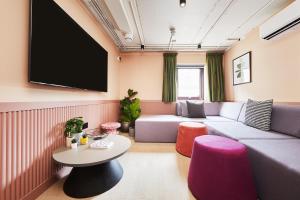 sala de estar con sofá y TV de pantalla plana en Unite Students - The Bridge House - Fountainbridge, en Edimburgo